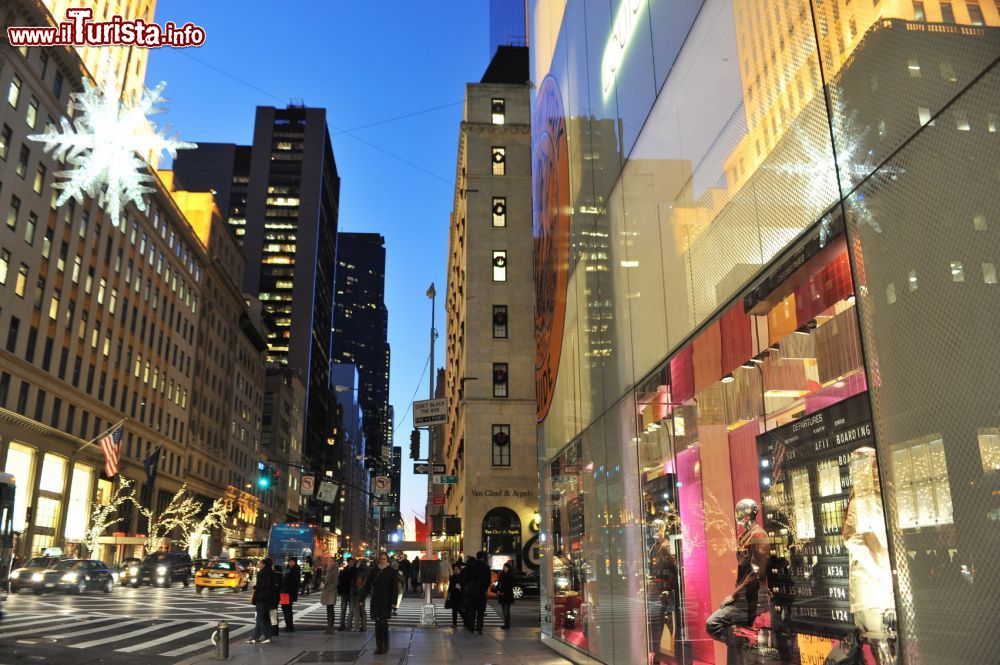 Immagine Le strade di New York City con i colori delle feste natalizie