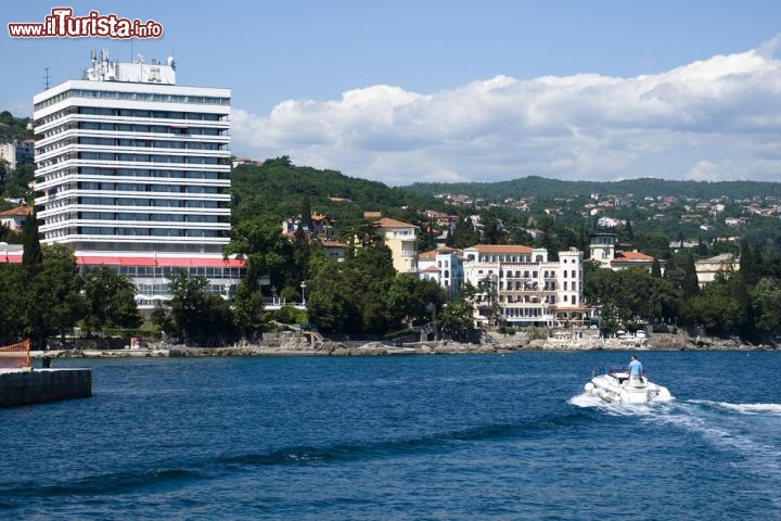 Immagine L'Hotel Ambasador, a 5 stelle, è tra i più prestigiosi di Opatija (Croazia), con servizi all'avanguardia e ristoranti di lusso - © Ziga Cetrtic / Shutterstock.com