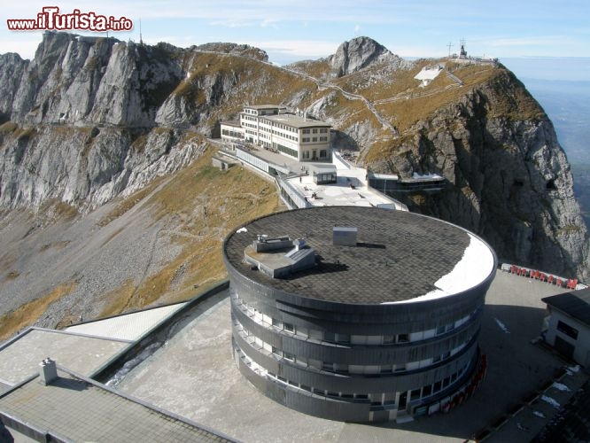 Immagine L'Hotel Bellevue (in primo piano) e Hotel Pilatus Kulm sul Monte Pilatus - © M R / Shutterstock.com