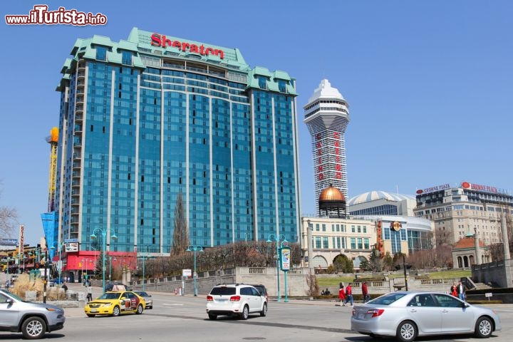 Immagine Hotel nel centro di Niagara Falls, Canada: la scelta di strutture ricettive per i turisti che si fermano qualche notte presso le Cascate del Niagara è davvero ampia e per tutte le tasche - Foto © mikecphoto / Shutterstock.com