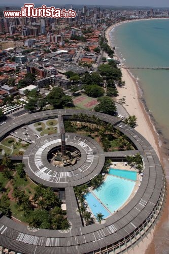 Immagine Hotel circolare (Tropical Tambau Hotel) sulla costa di Joao Pessoa, la spiaggia del nord est del Brasile - © casadaphoto / Shutterstock.com