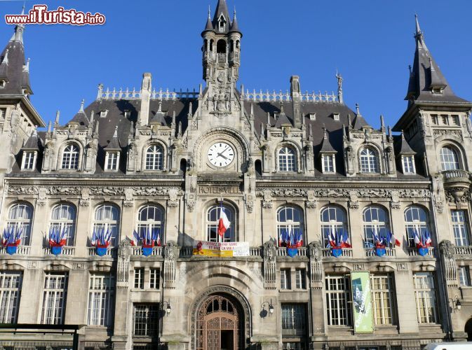 Immagine Hotel de ville, il Municipio di Charleville-Mezieres. Si trova nel cuore di Mezieres - ©  MOSSOT- CC BY-SA 3.0 - Wikimedia Commons.