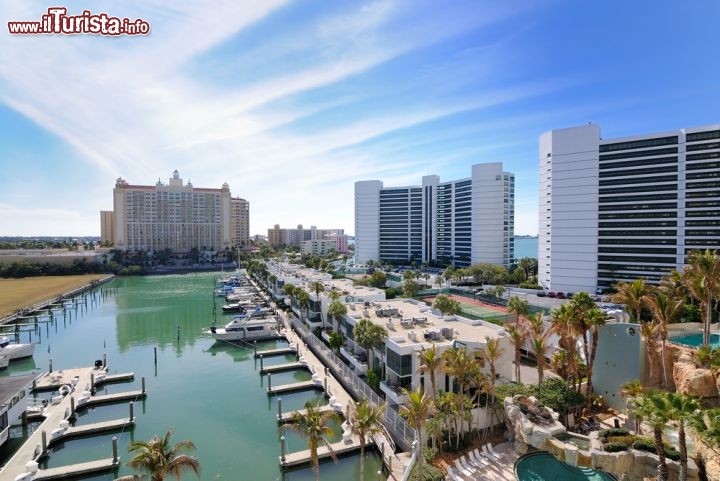 Immagine Hotel di lusso si affacciano sulla marina di Sarasota in Florida, USA - © SeanPavonePhoto / Shutterstock.com