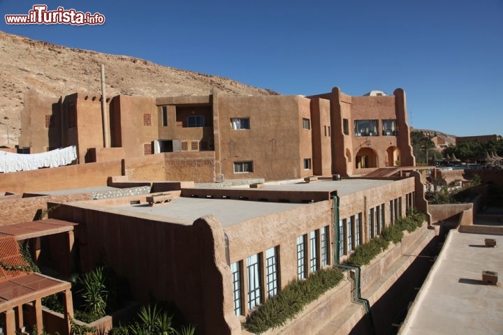 Immagine Un Hotel moderno accoglie i turisti nell'Oasi di Tamerza, una delle località di montagna più famose della regione di Tozeur, in Tunisia - © Zvonimir Atletic / Shutterstock.com