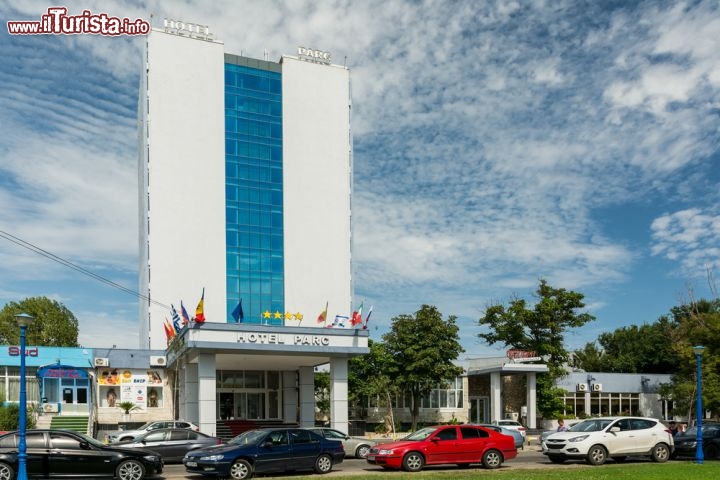 Immagine Hotel a Mamaia, la spiaggia a nord del centro di Costanza in Romania - © Radu Bercan / Shutterstock.com