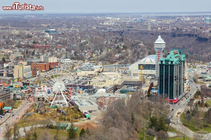Immagine Hotels, Skywheel e Casino, Niagara Falls: la città è cresciuta nel corso degli anni divenendo una meta turistica tra le più frequentate del Canada. I casinò si sono moltiplicati così come le strutture alberghiere - Foto © mikecphoto / Shutterstock.com