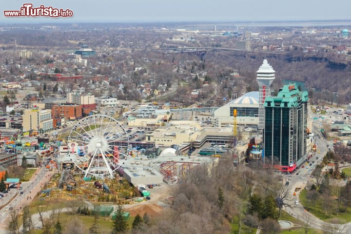 Immagine Hotels, Skywheel e Casino, Niagara Falls: la città è cresciuta nel corso degli anni divenendo una meta turistica tra le più frequentate del Canada. I casinò si sono moltiplicati così come le strutture alberghiere - Foto © mikecphoto / Shutterstock.com