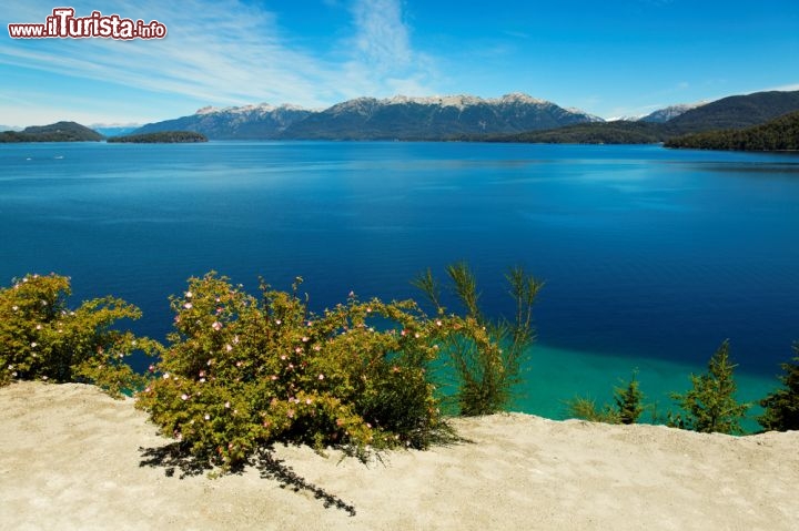 Immagine Huapi Lake, il paesaggio incantato delle Ande in Argentina (Patagonia) nei pressi di Villa la Angostura - © Guido Amrein, Switzerland / Shutterstock.com