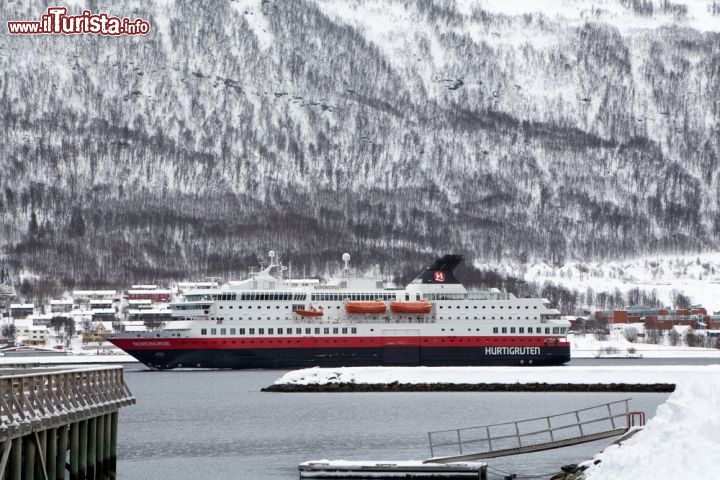 Immagine Hurtigruten in inverno, porto di Tromso, Norvegia.