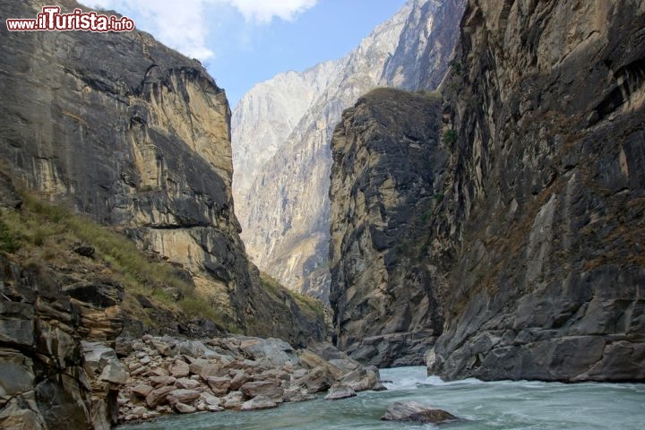 Immagine Hutiaoxia, le Gole della Tigre a Lijiang in Cina - © Lukasz Kurbiel / Shutterstock.com