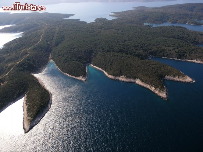 Immagine Lesina, vista dall'alto, rivela le sue coste spettacolarmente frastagliate, specie nell'arcipelago appena ad ovest della città di Hvar. Per scoprire questi luoghi l'ideale è affittare una barca per muoversi liberamente o farsi accompagnare da uno skipper locale su questo magnifico mare di Croazia - © Igor Karasi / Shutterstock.com