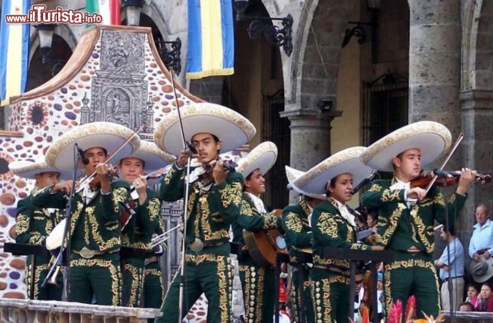 Immagine I Mariachis: la capitale dello Stato di Jalisco è considerata la patria della musica mariachi, suonata da gruppi di elementi vestiti con gli abiti tradizionali ed i caratteristici sombreros a tesa larga. E' possibile vederli all'opera in strada, nei ristoranti, contattarli per le proprie feste private o per una serenata d'amore - Foto di Giulio Badini