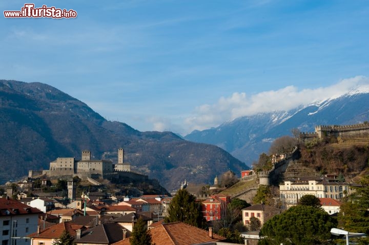 Immagine I Castelli Unesco di Bellinzona, una delle attrazioni più famose del Canton Ticino in Svizzera - © Sam Strickler / Shutterstock.com