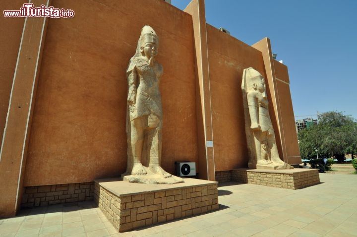 Immagine I Colossi di Tabo le grandi statue esposte al National Museum di Khartoum - © Enrico Montanari 
