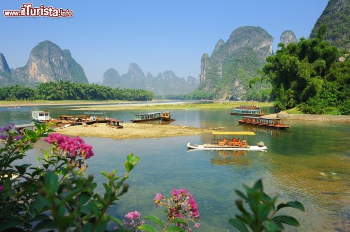 Immagine I Karst di Yangshuo, ovvero le montagne particolari della regione di Guilin in Cina - © asharkyu / Shutterstock.com