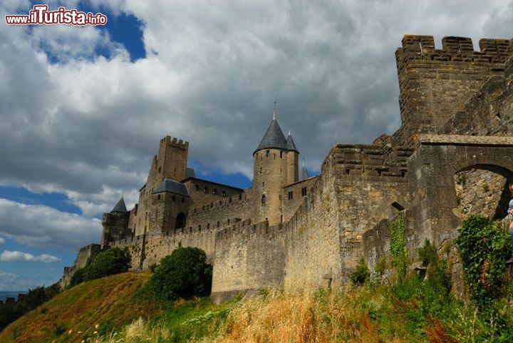 Immagine I bastioni di Carcassonne in Liguadoca-Rossiglione: panorama del famoso borgo storico della Francia meridionale - © ventdusud Shutterstock.com
