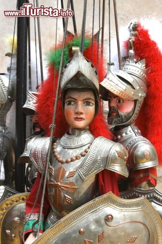 Immagine I Pupi siciliani, le tipiche marionette di Palermo che raccontano le gesta di Carlo Magno e dei suoi paladini. L'Opera dei Pupi, che in Sicilia si è diffusa tra la seconda metà dell'Ottocento e l'inizio del Novecento, nel 2008 è stata dichiarata dall'UNESCO Patrimonio Orale e Immateriale dell'Umanità. A Palermo si possono ammirare al Museo Etnografico Siciliano Giuseppe Pitré e al Museo Internazionale delle Marionette Antonio Pasqualino - © luigi nifosi / Shutterstock.com