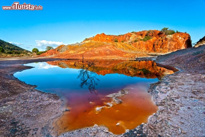Immagine Rio Marina è lungo la costa est dell'Isola d'Elba (Livorno, Toscana): siamo nel cuore minerario dell'isola, dove le spiagge sono caratterizzate da una sabbia fine e brillante che a seconda della luce assume sfumature diverse. I rossi e i bruni della terra contrastano con i blu dell'acqua e del cielo - © Luciano Mortula / Shutterstock.com