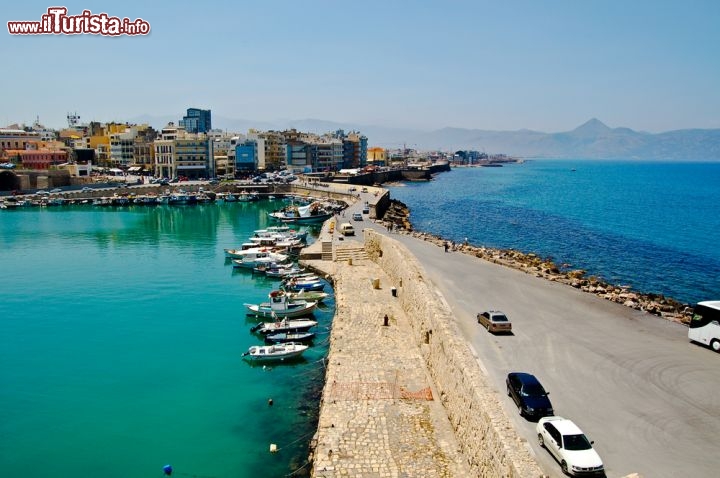 Immagine I colori del mare a Heraklion, Creta - Le acque cristalline del Mar Mediterraneo, che lambisce l'isola greca di Creta, assumono tutte le sfumature del verde e del blu © Milana Tkachenko / Shutterstock.com