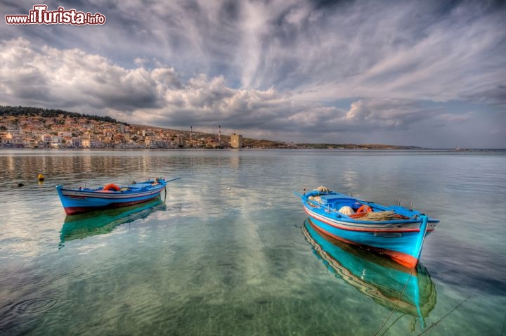 Immagine I colori del mare di Lesvos: ci troviamo nel Mar Egeo settentrionale, in Grecia, ma apochissimi chilometri dalla Turchia. L'isola di Lesbo è famosa soprattutto per avere dato i natali alla Poetessa Saffo, ed è logico supporre che siano stati questi paesaggi incantevoli ad ispirare la vene poetica di Saffo. L'isola è famosa per le sue spiagge e per i suoi villaggi di pescatori che riescono a dare ancora oggi uno spaccato delle vera Grecia tradizionale  - © Nejdet Duzen / Shutterstock.com