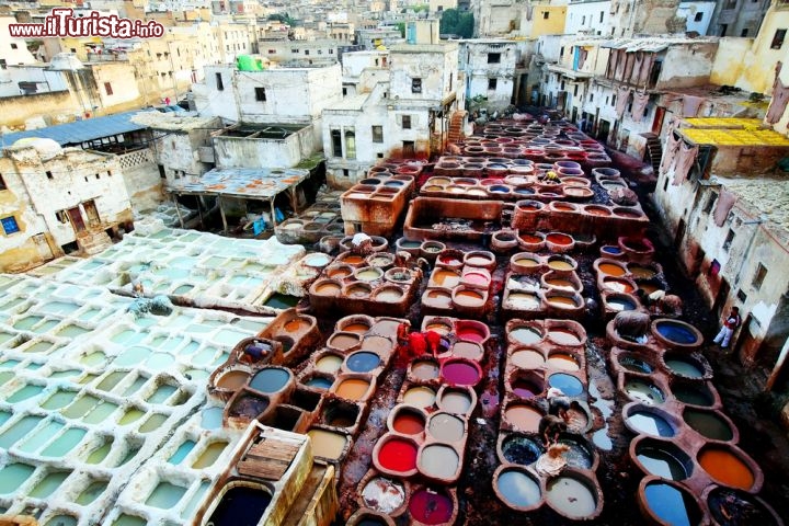 Immagine I colori incredibili delle concerie tradizionali di Fes Marocco. All'interno il fetore è nauseante - © Rechitan Sorin / Shutterstock.com