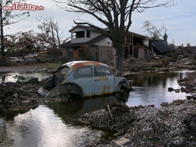 Immagine New Orleans dopo i danni dell'uragano Katrina, Louisiana - Fra i più devastanti fenomeni atmosferici degli ultimi decenni, l'uragano Katrina ha causato la morte di oltre 1800 persone negli Stati Uniti. Il più grave uragano in termine di danni economici e materiali, è stato anche uno dei più forti di sempre a raggiungere le coste degli USA. Gli ultimi giorni di Agosto del 2005 New Orleans fu allagata per oltre l'80% del suo territorio metropolitano riportando morte e distruzione ovunque - © Pattie Steib / Shutterstock.com