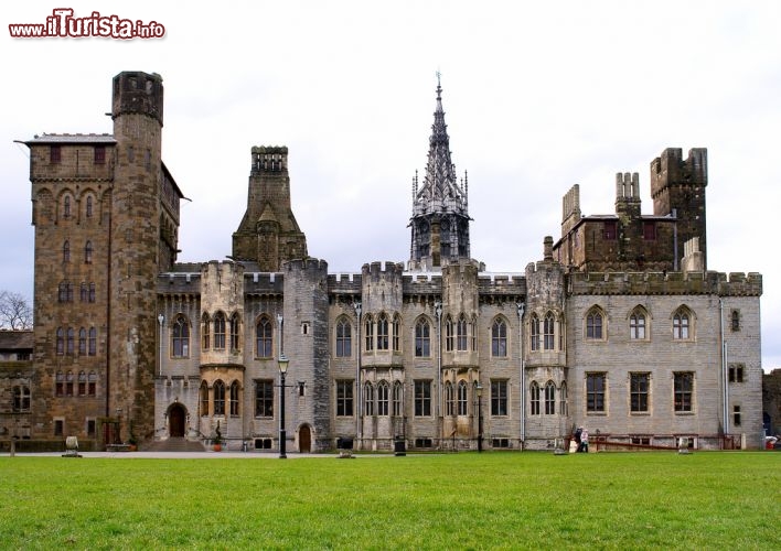 Immagine I giardini del Castello di Cardiff in Galles - © Carlos Neto / Shutterstock.com