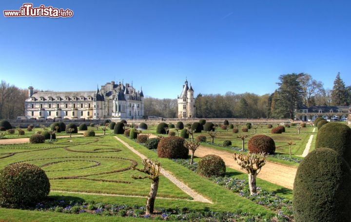 Immagine I giardini del Castello di Chenonceau. Sicuramente questa elegante fortezza del rinascimento francese è uno dei piu interessanti edifici della Valle della Loira, in Francia - © Captblack76 / Shutterstock.com