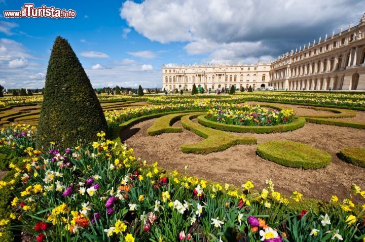 Immagine I giardini del Palazzo di Versailles in Francia. La decisone di uscire da Parigi e trasferire qui la corte francese fu presa da Luigi XIV  che temeva l'aumento delle tensioni già alte all'interno della capitale del Regno di Francia - © Smokedsalmon / Shutterstock.com