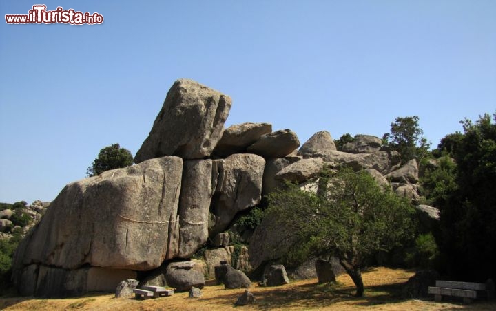 Immagine I famosi graniti della Valle della Luna di Aggius creano un paesaggio suggestivi con le rocce arrotondate sparse tra le colline della Gallura, nella Sardegna settentrionale - © Ilona Koeleman / Shutterstock.com