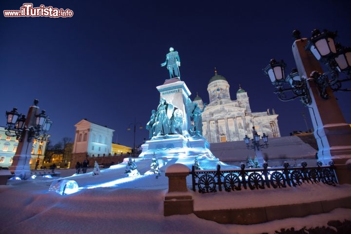 Immagine I monumenti illuminati di Helsinki, la capitale della Finlandia, fotografati di notte, durante le festività - © JuliaSha / Shutterstock.com