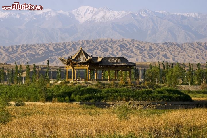 Immagine I paesaggi desertici intorno a Jiayuguan. Non molti sanno che qui, nella Cina occidentale, si trova forse il deserto che possiede le dune stazionarie più alte del mondo. Le dune del Badain Jaran Desert raggiungono il mezzo chilometri di altezza! - © Anthon Jackson / Shutterstock.com