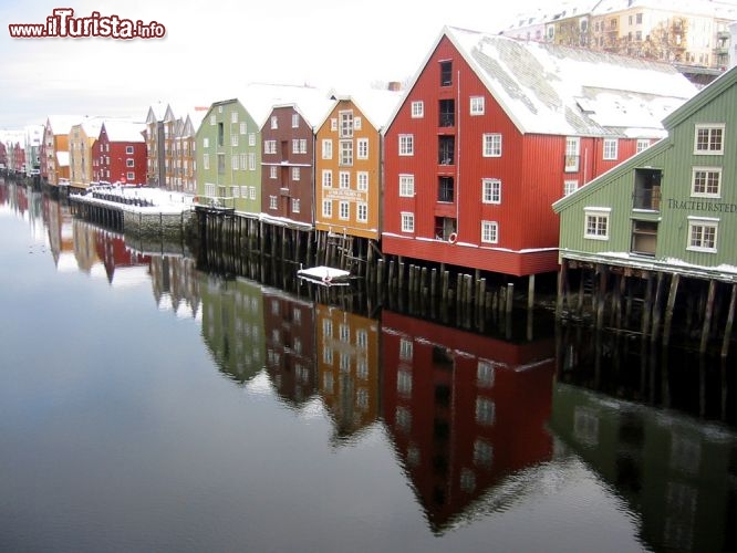 Immagine I palazzi del Midtbyen, il centro storico di Trondheim con le palaffitte di legno, una delle attrazioni più famose della Norvegia - © lullabi / Shutterstock.com