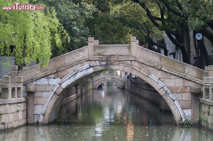 Immagine I ponti in pietra di Tongli in Cina, tra Shanghai e Suzhou - © Krajomfire / Shutterstock.com