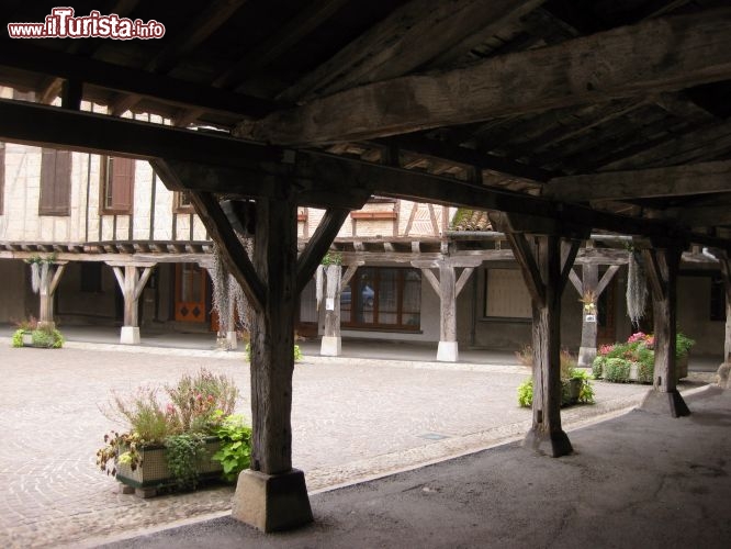 Immagine I portici in legno dentro il borgo di Lautrec