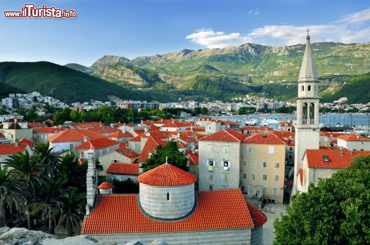 Immagine I tetti rossi di Budva, la città d'origini veneziane del Montenegro  - © surowa / Shutterstock.com