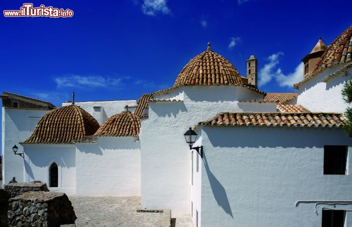 Immagine Ibiza, Baleari: le cupole della Iglesia Santo Domingo - Copyright foto www.spain.info