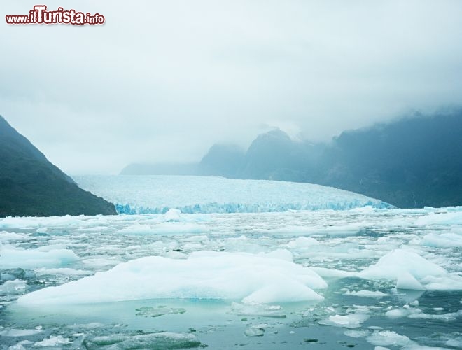 Immagine Iceberg in Patagonia: ci troviamo nella Laguna di San Rafael in Cile, a circa 130 miglia nautiche a sud da Puerto Chacabuco - © AISPIX by Image Source / Shutterstock.com