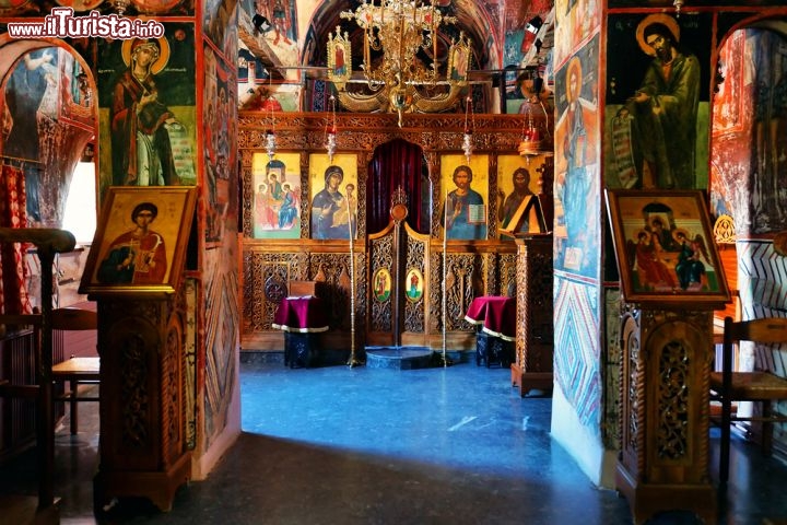 Immagine Le icone del monastero di Santa Trinità, Meteora - Conosciuto anche con il nome di Santa Trinità, il monastero di Aghia Triada ospita al suo interno splendide raffigurazioni e icone di arte sacra ortodossa. Come in tutte le altre chiese in cui vivono monaci e religiose aperte a turisti e devoti c'è una piccola boutique in cui è possibile acquistare immagini sacre e icone tradizionali di manifattura artistica greco ortodossa © Mikadun / Shutterstock.com