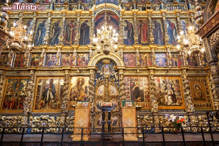 Immagine Iconostasi nella chiesa di San Elia a Yaroslavl, Russia  - La suggestiva parete divisoria decorata con icone che separa la navata della chiesa dalla zona in cui viene celebrata l'eucarestia © volkova natalia / Shutterstock.com