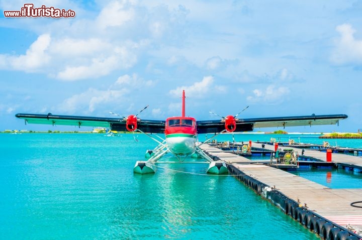 Immagine Un idrovolante "parcheggiato" all'aeroporto di Malé alle Maldive: è il mezzo di collegamento più utilizzato per raggiungere gli atolli più distanti - © elvistudio / Shutterstock.com