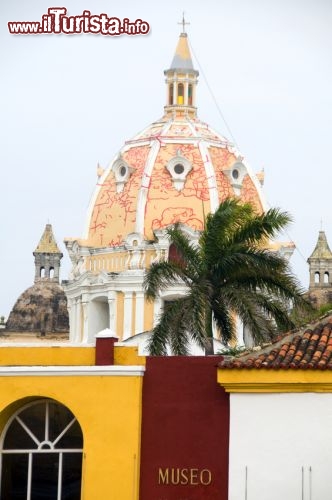 Immagine Chiesa di Santo Domingo, Cartagena, Colombia - © robert lerich - Fotolia.com