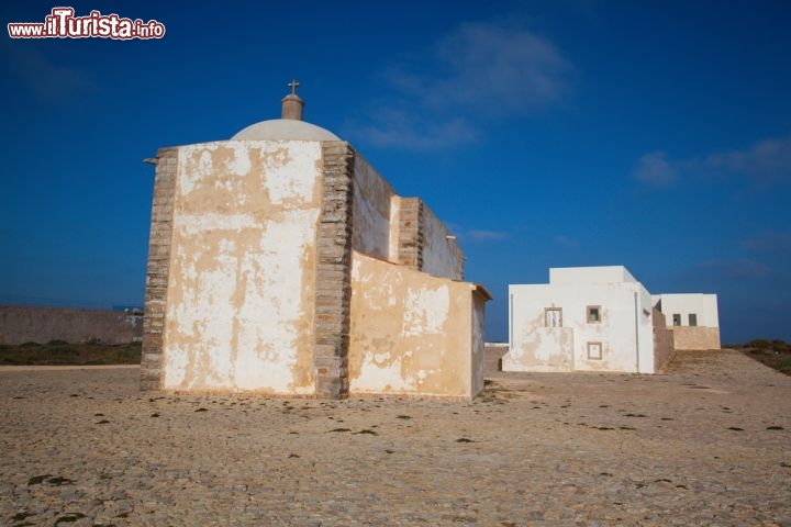 Immagine Igreja de Nossa Senhora da Graca, si trova nel complesso del Forte di Sagres, in Portogallo - © Capture Light / Shutterstock.com