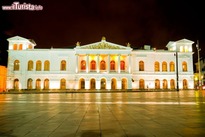 Immagine Il Teatro Nacional Sucre di Quito, capitale dell'Ecuador, è il teatro più importante di tutto il paese, oltre ad essere uno degli edifici più rappresentativi della città, realizzato in stile neoclassico alla fine dell'Ottocento - © Pablo Hidalgo / Shutterstock.com