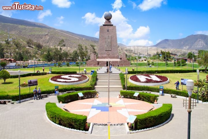 Immagine A Mitad del Mundo, Ecuador, a pochi chilometri da Quito, il Monumento all'Equatore si staglia contro le sagome delle montagne. Fu eretto tra gli anni Settanta e Ottanta in onore della prima missione geodetica compiuta dall'Accademia Francese delle Scienze - © Pablo Hidalgo / Shutterstock.com