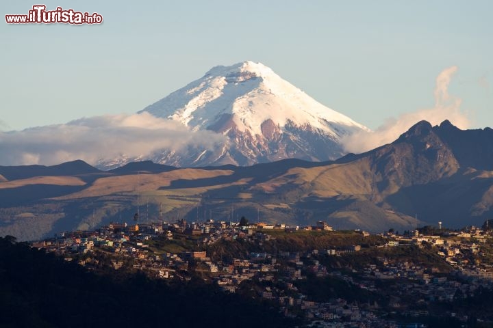 Immagine Dal centro di Quito, capitale dell'Ecuador, si ammira uno spettacolo imponente: è il vulcano Cotopaxi, 50 km a sud-est della capitale, che con un'altitudine di 5.872 metri è il secondo più alto dell'Ecuador e il terzo del mondo tuttora attivo - © Natursports / Shutterstock.com