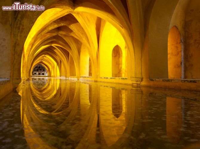 Immagine I Bagni della Regina, o Bagni di Donna María de Padilla, sono ambienti di raccolta dell'acqua piovana all'interno  dell'Alcazar di Siviglia, il palazzo reale che in origine era un forte dei mori - © StevanZZ / Shutterstock.com