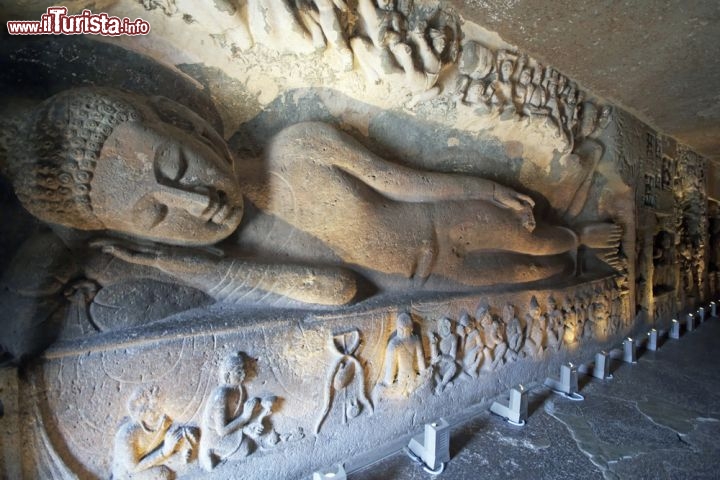 Immagine Il Budda dormiente (reclining Buddha) si trova presso le  Ajanta Caves, all'interno della grotta numero 26 del sito Patrimonio dell'Umanità dell'UNESCo che si trova nello stato di Maharashtra, nell'India occidentale - © JeremyRichards / Shutterstock.com