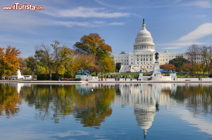 Immagine Il Campidoglio (Capitol State Building) si riflette sull acqua a Washington, in una giornata autunnale - © Orhan Cam / Shutterstock.com