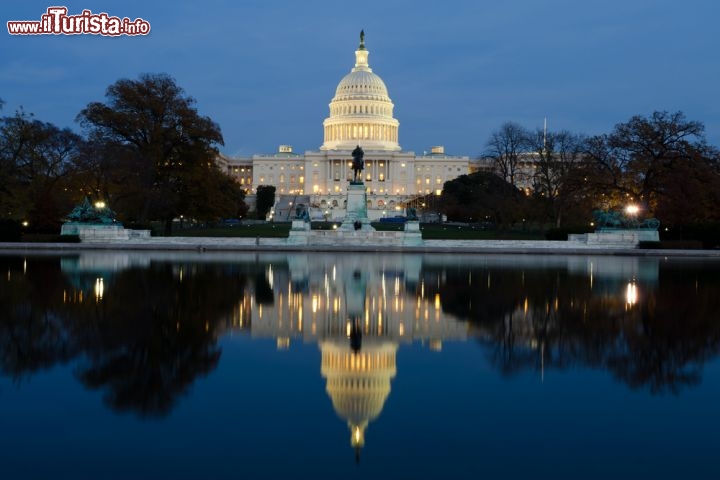 Immagine Il Capitol di Washington al tramonto: il Campidoglio degli Stati Uniti ospita le due camere del congresso americano, è il fulcro della vita politica statunitense - © Konstantin L / Shutterstock.com